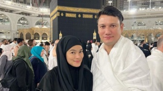 Titi Kamal Unggah Foto Bareng Christian Sugiono di Depan Ka'bah, Teka-teki Warganet Akhirnya Terjawab