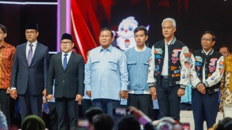 Ketiga Capres dan Cawapres bersama-sama usai debat Capres-Cawapres Kelima di JCC Senayan, Jakarta, Minggu (4/4/2024). [Suara.com/Alfian Winanto]