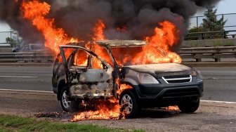 Mobil Honda Accord Terbakar di Tol Jombang-Mojokerto, Lima Penumpang Selamat