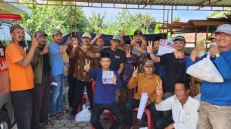 Foto Bareng Warga Pegang Stiker Prabowo-Gibran, Kades Kosambironyok Anyer Dilaporkan ke Bawaslu