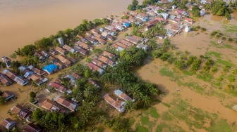 Akibat Banjir, Sebuah Desa di Jambi Terisolasi