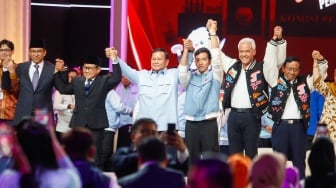 Ketiga Capres dan Cawapres mengangkat tangan bersama-sama usai debat Capres-Cawapres Kelima di JCC Senayan, Jakarta, Minggu (4/4/2024). [Suara.com/Alfian Winanto]