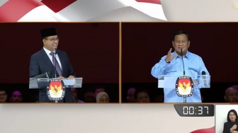 Senyum Lebar Anies Usai Dipuji Prabowo di Debat Kelima Pilpres 2024: Siap Bapak!