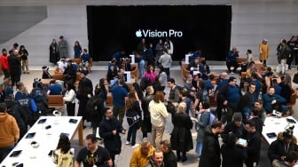 Pelanggan menghadiri peluncuran produk headset Apple Vision Pro di Apple Store di New York City, Amerika Serikat, Jumat (2/2/2024). [ANGELA WEISS / AFP]