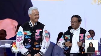 Debat Terakhir Capres, Ganjar-Mahfud MD Pakai Varsity Jaket Tas Tes