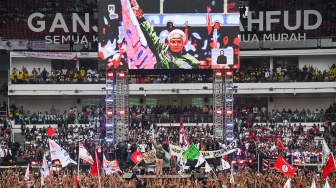 Calon presiden nomor urut 3 Ganjar Pranowo (tengah) menyampaikan orasi politiknya di depan relawan dan simpatisan saat kampanye akbar terbuka di Stadion Utama Gelora Bung Karno (SUGBK), Senayan, Jakarta, Sabtu (3/2/2024). [ANTARA FOTO/M Risyal Hidayat/rwa]