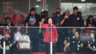 Ketua Umum PDI Perjuangan yang juga Presiden ke-5 RI Megawati Soekarnoputri (tengah) menyampaikan orasi politiknya saat hadir dalam kampanye akbar terbuka pasangan capres-cawapres Ganjar Pranowo dan Mahfud MD di Stadion Utama Gelora Bung Karno (SUGBK), Senayan, Jakarta, Sabtu (3/2/2024). [ANTARA FOTO/M Risyal Hidayat/rwa]
