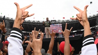 Calon presiden nomor urut 3 Ganjar Pranowo (tengah) menyampaikan orasi politiknya di depan relawan dan simpatisan saat kampanye akbar terbuka di Stadion Utama Gelora Bung Karno (SUGBK), Senayan, Jakarta, Sabtu (3/2/2024). [ANTARA FOTO/M Risyal Hidayat/rwa]