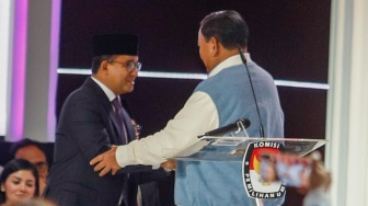 Anies vs Prabowo di Masa Tenang: 01 Berdoa Bersama Keluarga, 02 Omon-omon di Youtube