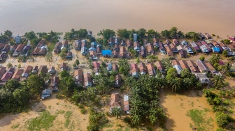 Foto udara kawasan permukiman yang terendam banjir luapan Sungai Batanghari di Gedong Karya, Muaro Jambi, Jambi, Sabtu (3/2/2024). [ANTARA FOTO/Wahdi Septiawan/rwa]