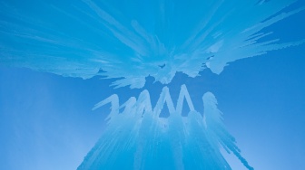 Penampakan Es mencapai langit Ice Castles di North Woodstock, New Hampshire, Amerika Serikat, Kamis (1/2/2024). [Joseph Prezioso / AFP]