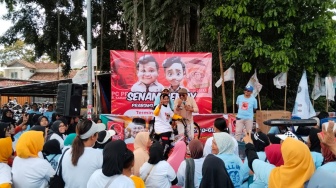 Sambil Joget Gemoy, Ribuan Emak-emak di Matesih Kawal TPS demi Prabowo-Gibran Menang Satu Putaran