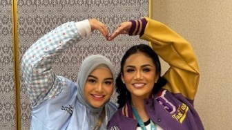 Berbeda Kubu dengan Anang Hermansyah di Debat Capres Terakhir, Sikap Aurel Dipuji