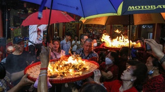 Melihat Ritual Sang Sin Jelang Imlek di Semarang