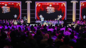 Ketiga Capres saling memberikan pemaparan saat debat Capres-Cawapres Kelima di JCC Senayan, Jakarta, Minggu (4/2/2024). [Suara.com/Alfian Winanto]