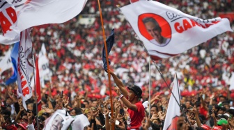 Sejumlah simpatisan dan relawan hadir dalam kampanye akbar terbuka pasangan capres-cawapres Ganjar Pranowo dan Mahfud MD di Stadion Utama Gelora Bung Karno (SUGBK), Senayan, Jakarta, Sabtu (3/2/2024). [ANTARA FOTO/M Risyal Hidayat/rwa]