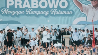 Prabowo Kenang Ibunda di Kampung Halaman Langowan, Nyanyikan Lagu Sio Mama