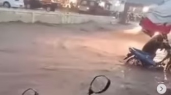 Diguyur Hujan Lebat, Ini Video Detik-detik Jalan di Kawasan Dieng Diterjang Banjir