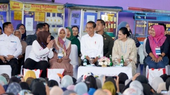 Presiden Jokowi Beri Hadiah Kalung Produksi Nasabah PNM Mekaar Bandung untuk Ibu Iriana