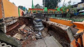 Penampakan pos pantau Pintu Air Palmerah yang rubuh di Palmerah, Jakarta, Selasa (6/2/2024). [Suara.com/Alfian Winanto]