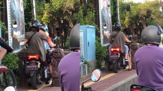 Tak Sabar Kena Macet, Ini Aksi Nekat Bule Terobos Trotoar