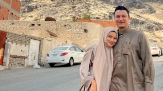 Potret Couple Goals Titi Kamal dan Christian Sugiono: Selalu Bareng dari Liburan hingga Umrah