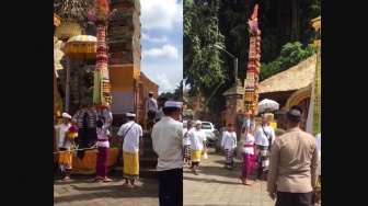 Amazing! Wanita Bali ini Bisa Bawa Gebongan yang Sangat Tinggi