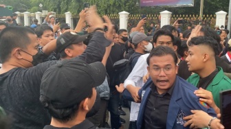 Demo Pemakzulan Jokowi di Jakarta Ricuh! Massa Mahasiswa Bentrok dengan Polisi: Woi Temen Gue Kenapa Dipukul?