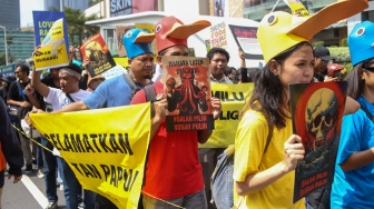 Sejumlah aktivis dari Koalisi Pilih Pulih melakukan aksi di sepanjang Jalan MH Thamrin, Jakarta, Rabu (7/2/2024). [Suara.com/Alfian Winanto]