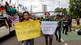 Sejumlah mahasiswa dari berbagai kampus melakukan aksi long march menuju Istana Negara saat menggelar unjuk rasa di Kawasan Grogol, Jakarta, Rabu (7/2/2024). [Suara.com/Alfian Winanto]