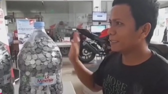 Viral! Pedagang Plastik di Salatiga Ini Beli Motor Sport dengan Uang Koin 3 Galon