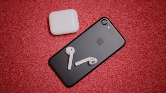 Cara Mengisi Baterai AirPods Menggunakan iPhone 15