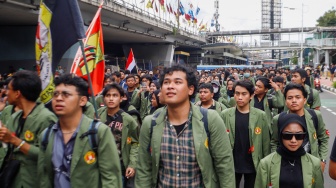 Sejumlah mahasiswa dari berbagai kampus melakukan aksi long march menuju Istana Negara saat menggelar unjuk rasa di Kawasan Grogol, Jakarta, Rabu (7/2/2024). [Suara.com/Alfian Winanto]