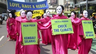 Sejumlah aktivis dari Koalisi Pilih Pulih melakukan aksi di sepanjang Jalan MH Thamrin, Jakarta, Rabu (7/2/2024). [Suara.com/Alfian Winanto]