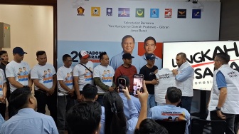 Detik-detik Pendukung Ganjar-Mahfud di Jabar Lepas Atribut Langsung Ganti Atribut Prabowo-Gibran