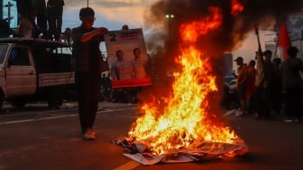 Minta Jokowi Dimakzulkan, Mahasiswa Demo di Istana Bakar Poster Capres-cawapres