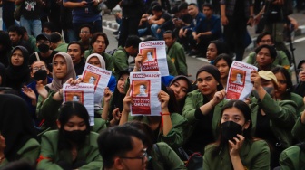 Sejumlah mahasiswa dari berbagai kampus saat menggelar aksi unjuk rasa di belakang Istana Negara, Jakarta, Rabu (7/2/2024). [Suara.com/Alfian Winanto]