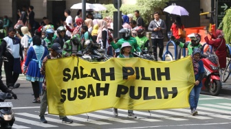 Sejumlah aktivis dari Koalisi Pilih Pulih melakukan aksi di sepanjang Jalan MH Thamrin, Jakarta, Rabu (7/2/2024). [Suara.com/Alfian Winanto]