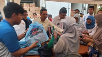 Viral PJ Gubenur DKI Bagi-bagi Bansos Pakai Warna Kantong Mirip Paslon 02