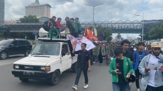 Tuntut Jokowi Dimakzulkan, Ratusan Mahasiswa Bergerak dari Tugu Reformasi Trisakti ke Harmoni