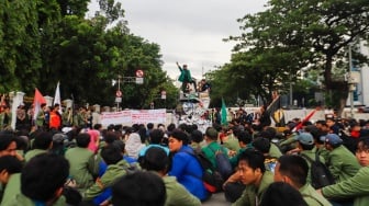 Sejumlah mahasiswa dari berbagai kampus saat menggelar aksi unjuk rasa di belakang Istana Negara, Jakarta, Rabu (7/2/2024). [Suara.com/Alfian Winanto]