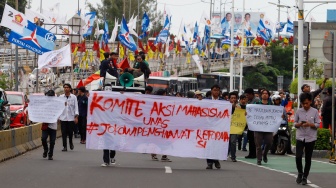 Sejumlah mahasiswa dari berbagai kampus melakukan aksi long march menuju Istana Negara saat menggelar unjuk rasa di Kawasan Grogol, Jakarta, Rabu (7/2/2024). [Suara.com/Alfian Winanto]