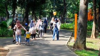 Warga saat berwisata di Tebet Eco Park, Jakarta Selatan, Kamis (8/2/2024). [Suara.com/Alfian Winanto]