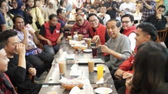 Jokowi Diajak Kaesang Makan Mie Gereng di Sun Plaza Medan Tanpa Bobby, Kemana Suami Kahiyang?