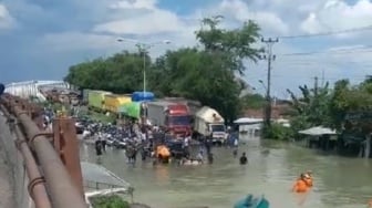 Pantura Lumpuh Akibat Banjir Demak, Ratusan Kendaraan Terjebak