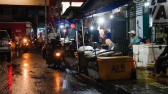 Warga membeli ikan Bandeng di kawasan Rawa Belong, Jakarta, Kamis (8/2/2024). [Suara.com/Alfian Winanto]