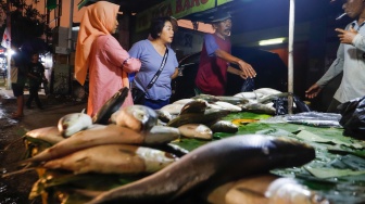 Warga membeli ikan Bandeng di kawasan Rawa Belong, Jakarta, Kamis (8/2/2024). [Suara.com/Alfian Winanto]