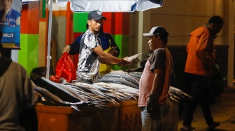 Warga membeli ikan Bandeng di kawasan Rawa Belong, Jakarta, Kamis (8/2/2024). [Suara.com/Alfian Winanto]