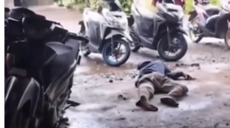 Pacarnya Dibonceng Pria Lain, Pemuda Ini Nangis Guling-Guling di Depan Warung