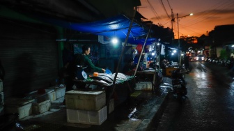 Warga membeli ikan Bandeng di kawasan Rawa Belong, Jakarta, Kamis (8/2/2024). [Suara.com/Alfian Winanto]